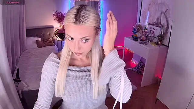 LoryWood online show from November 2025 03:37:02 PM