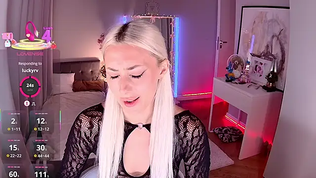 LoryWood online show from November 2025 03:49:02 PM