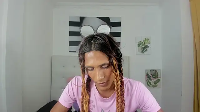 Brisahott online show from December 2025 07:40:01 PM