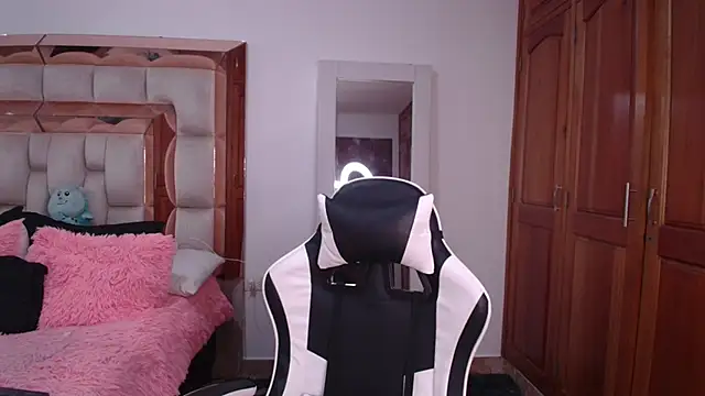 emilyaboott online show from April 2026 09:18:02 PM