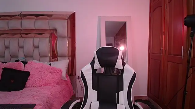 emilyaboott online show from April 2026 11:29:02 PM