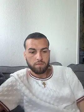 lucasb17 online show from April 2026 04:20:01 PM