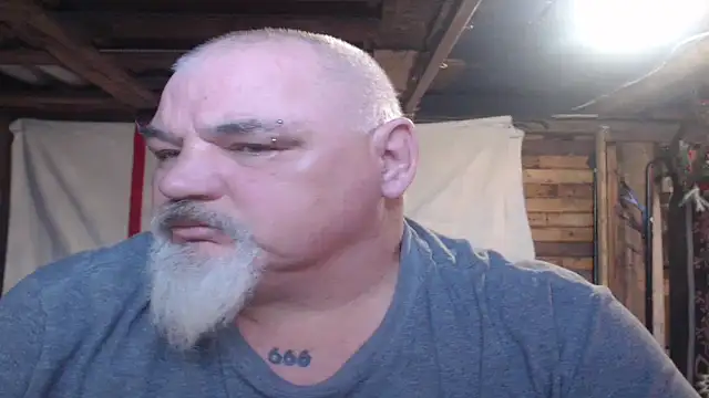 Newfiesausage1972 online show from January 2026 08:51:02 PM