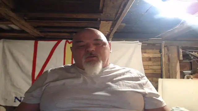 Newfiesausage1972 online show from February 2026 09:10:01 AM