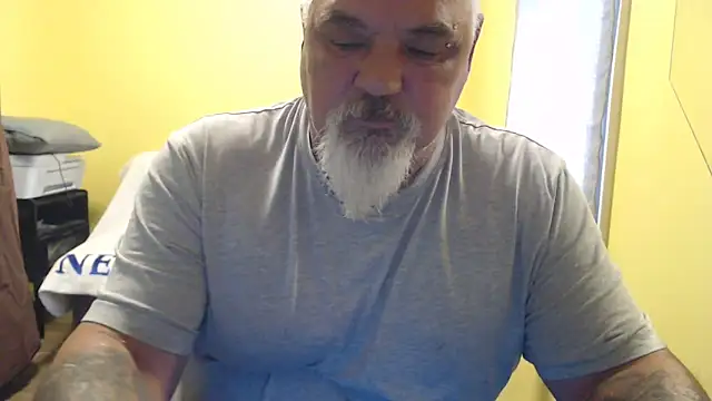 Newfiesausage1972 online show from November 2025 04:23:02 PM