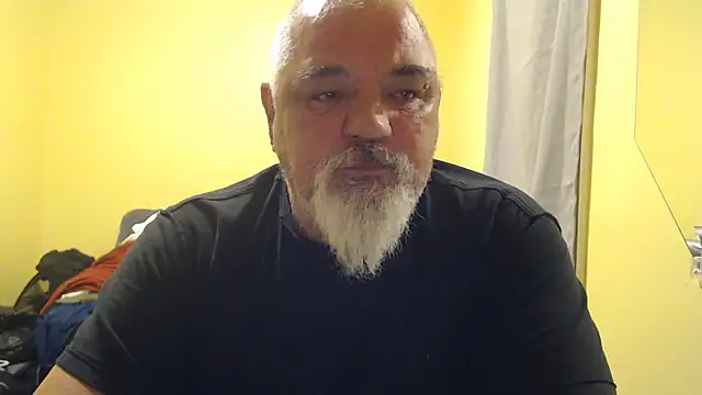 Newfiesausage1972 online show from November 2025 11:20:02 PM