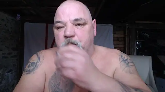 Newfiesausage1972 online show from February 2026 07:38:01 PM