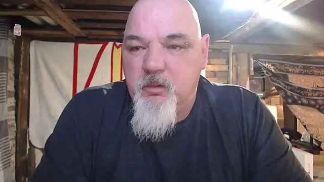 Newfiesausage1972 online show from February 2026 12:29:02 PM