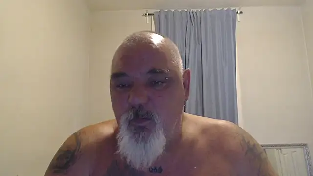 Newfiesausage1972 online show from October 2025 02:49:01 PM