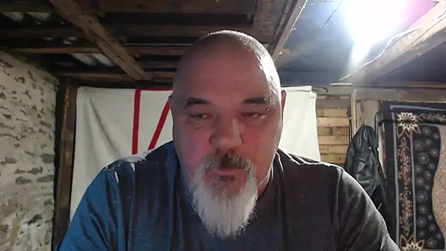 Newfiesausage1972 online show from December 2025 09:58:02 PM