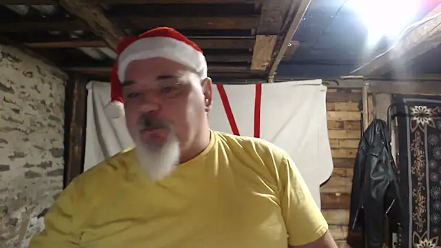 Newfiesausage1972 online show from December 2025 11:14:01 AM