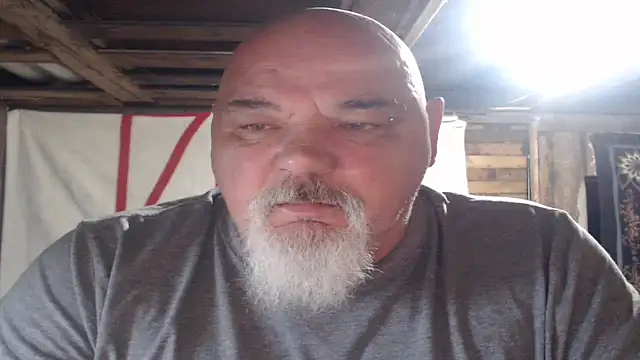 Newfiesausage1972 online show from April 2026 09:55:02 AM