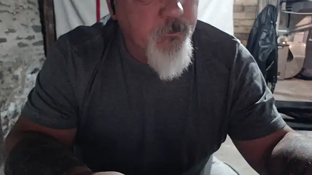 Newfiesausage1972 online show from November 2025 10:38:02 AM