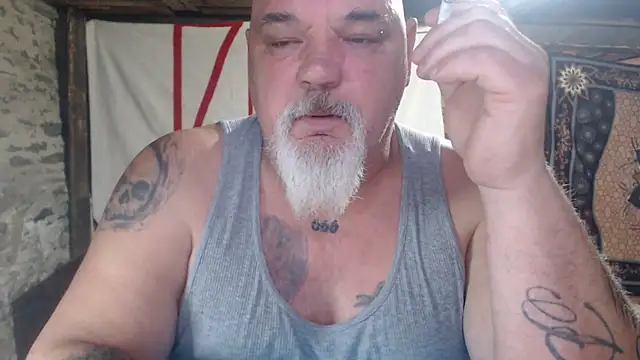 Newfiesausage1972 online show from April 2026 11:33:01 AM