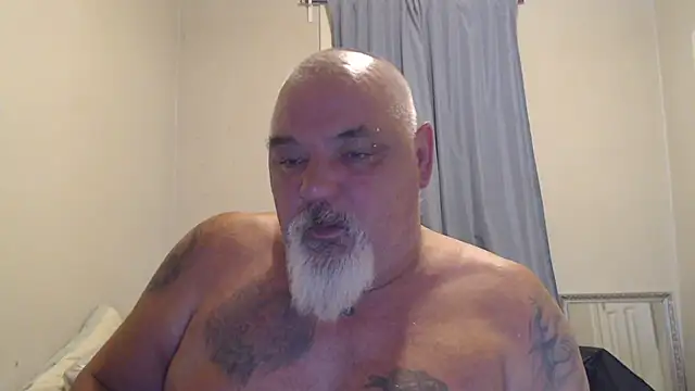 Newfiesausage1972 online show from October 2025 07:27:01 PM