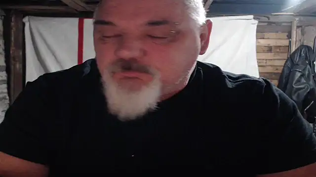 Newfiesausage1972 online show from December 2025 12:13:02 AM