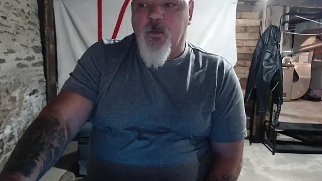 Newfiesausage1972 online show from November 2025 12:26:01 PM