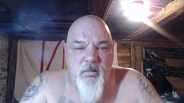 Newfiesausage1972 online show from March 2026 06:59:01 AM