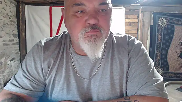 Newfiesausage1972 online show from May 2026 03:32:01 AM