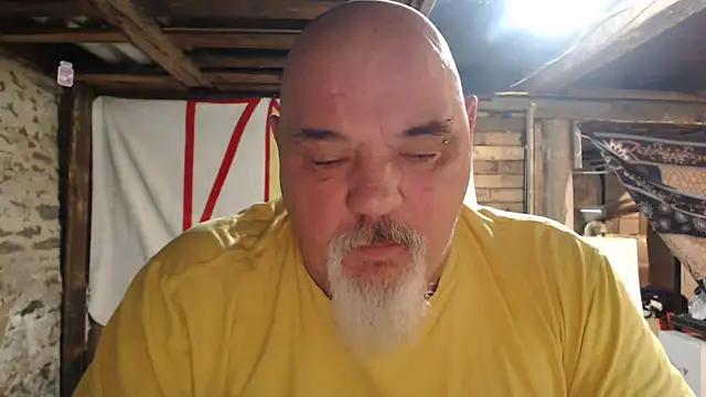 Newfiesausage1972 online show from February 2026 10:58:01 AM