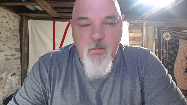 Newfiesausage1972 online show from May 2026 10:40:02 AM