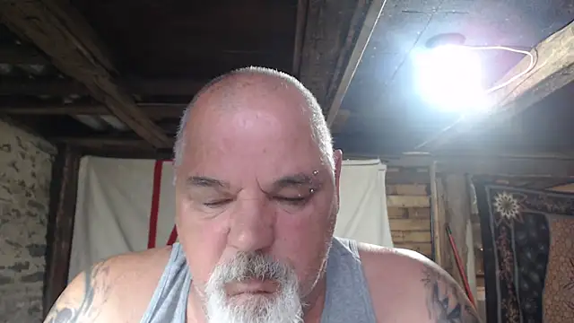 Newfiesausage1972 online show from May 2026 01:11:02 PM