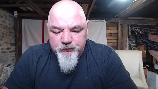 Newfiesausage1972 online show from February 2026 03:20:01 PM