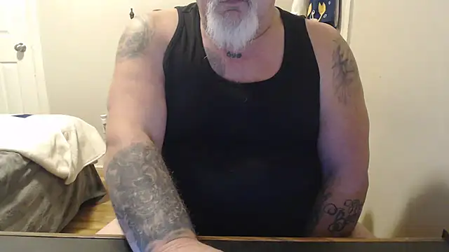 Newfiesausage1972 online show from March 2025 04:22:01 PM