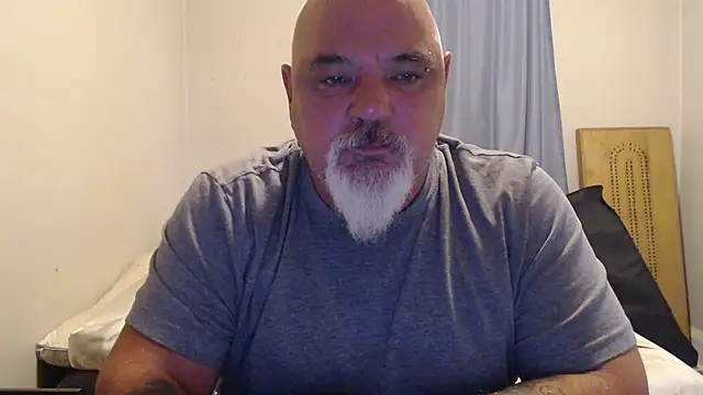 Newfiesausage1972 online show from September 2025 11:43:01 AM