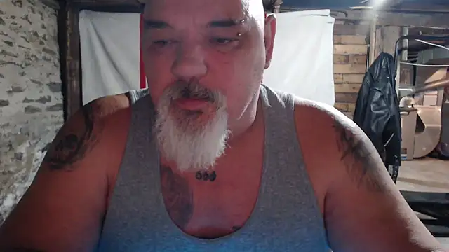 Newfiesausage1972 online show from November 2025 12:04:02 PM