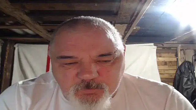 Newfiesausage1972 online show from December 2025 09:56:01 AM