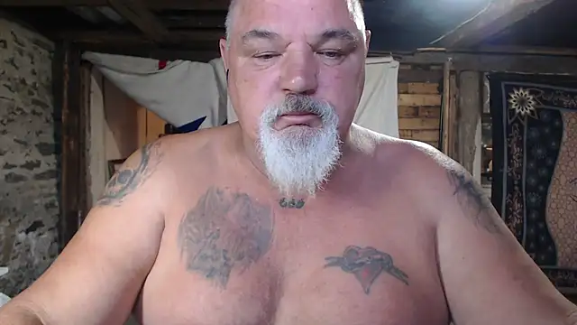 Newfiesausage1972 online show from July 2026 11:20:01 AM