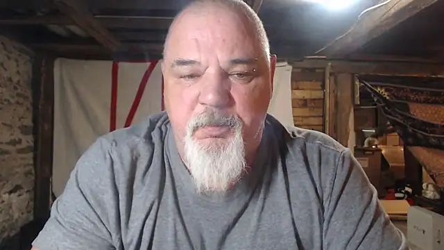 Newfiesausage1972 online show from March 2026 11:17:01 AM