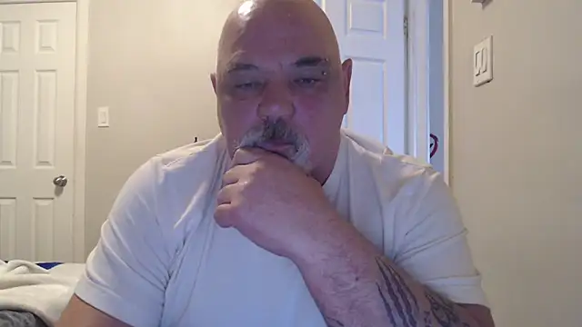 Newfiesausage1972 online show from March 2025 01:26:02 PM