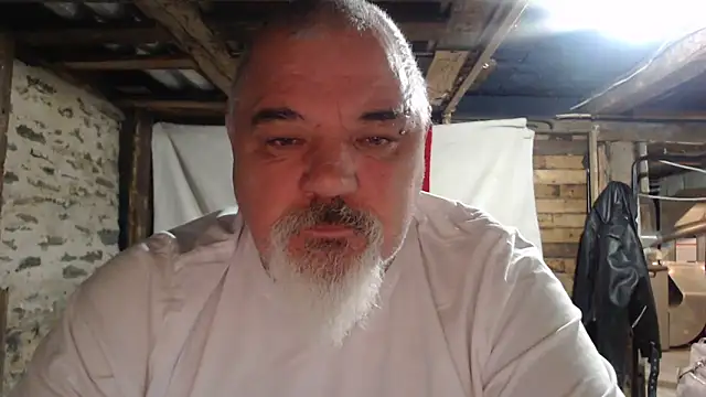 Newfiesausage1972 online show from November 2025 11:14:01 AM