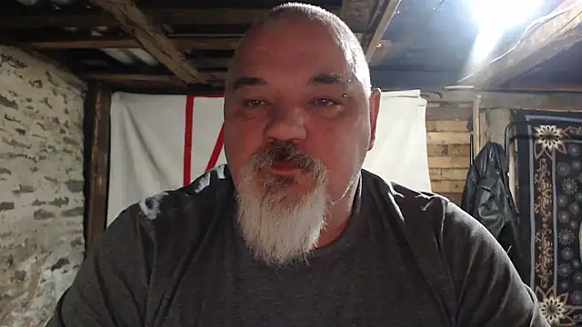 Newfiesausage1972 online show from December 2025 11:26:02 PM