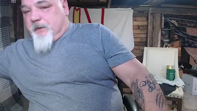 Newfiesausage1972 online show from February 2026 09:37:01 PM