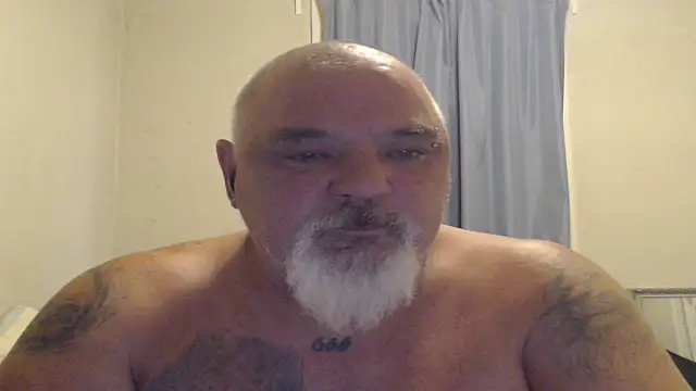 Newfiesausage1972 online show from October 2025 01:21:02 PM