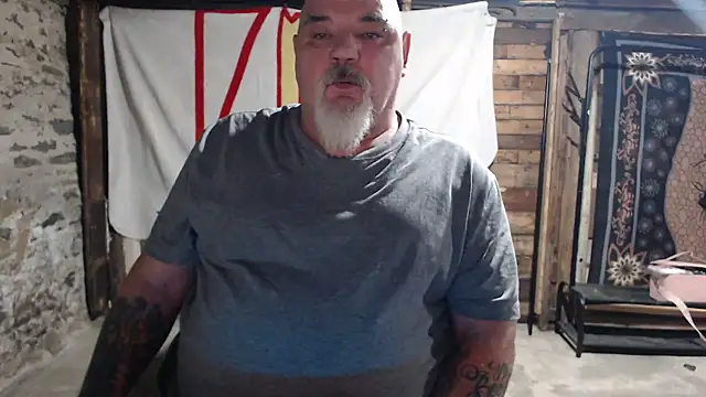 Newfiesausage1972 online show from January 2026 11:57:01 AM