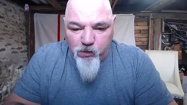 Newfiesausage1972 online show from February 2026 04:16:02 PM