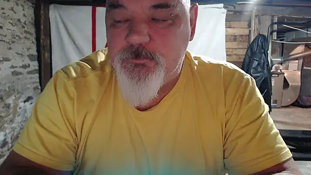 Newfiesausage1972 online show from November 2025 10:04:01 AM