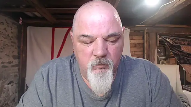 Newfiesausage1972 online show from March 2026 01:30:02 PM