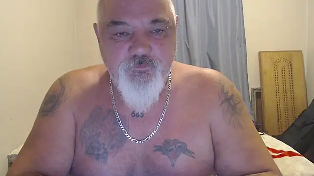 Newfiesausage1972 online show from September 2025 04:36:02 PM