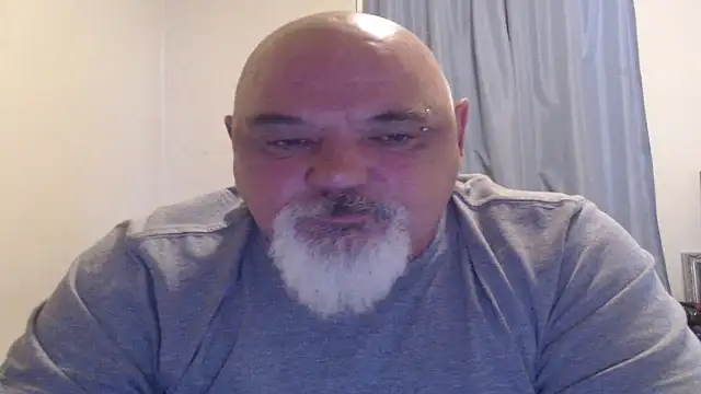 Newfiesausage1972 online show from October 2025 03:35:02 PM