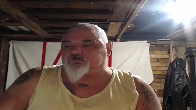 Newfiesausage1972 online show from December 2025 12:05:01 PM