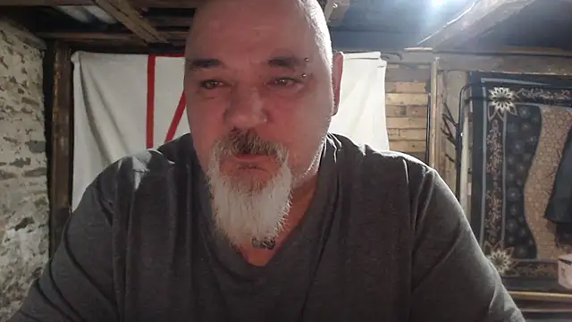 Newfiesausage1972 online show from January 2026 12:01:01 PM