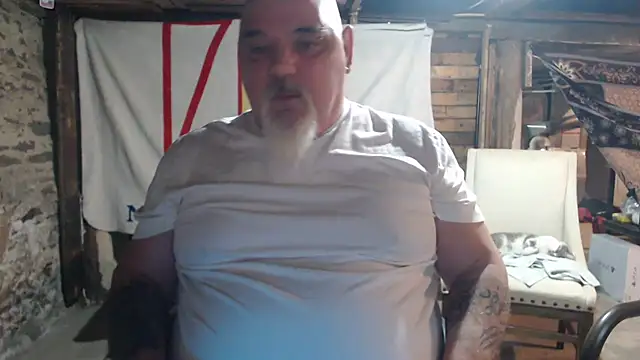 Newfiesausage1972 online show from February 2026 11:48:02 PM