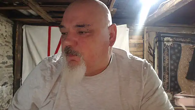 Newfiesausage1972 online show from January 2026 09:38:02 AM