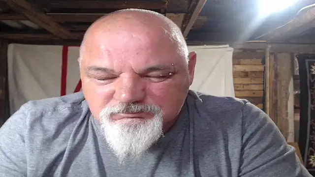 Newfiesausage1972 online show from June 2026 09:05:01 PM