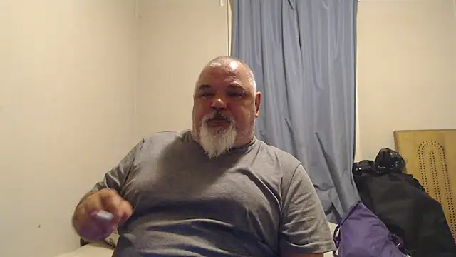 Newfiesausage1972 online show from October 2025 08:05:01 AM